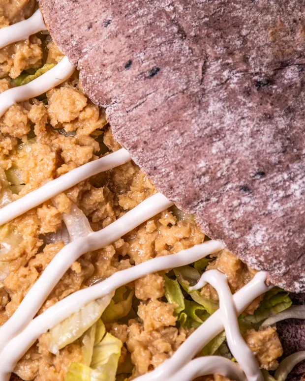 Detalle del mollete vegano sobre pan de remolacha