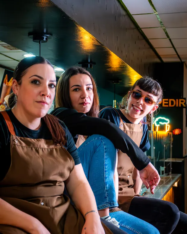 El equipo de Está Fetén en el local de Granada