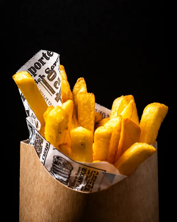 Cono de patatas en papel kraft
