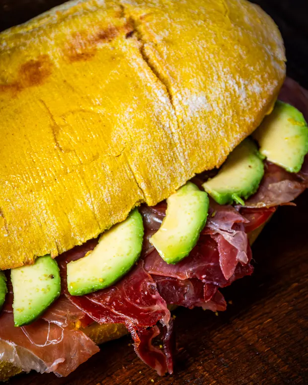 Mollete de pan de cúrcuma con jamón y pepino