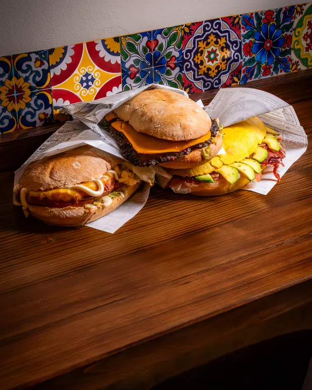 Tres molletes sobre el mostrador del local