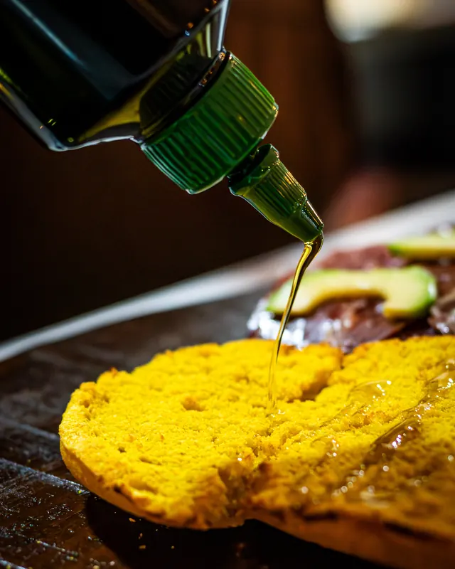 Aceite de oliva sobre la masa del mollete