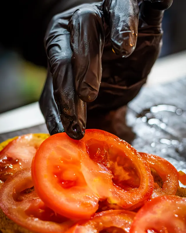 Tomate fresco cortado para el montaje