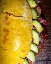 Mollete de pan de cúrcuma abierto
